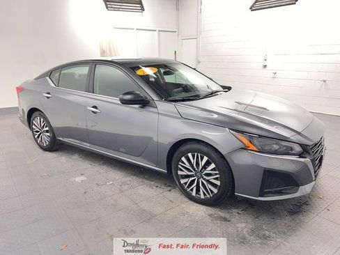 Used 2025 Nissan Altima 2.5 SV FWD image 3