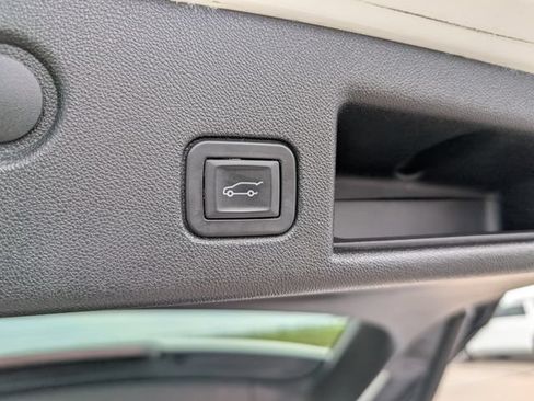 Used 2018 Chevrolet Equinox Premier FWD image 9