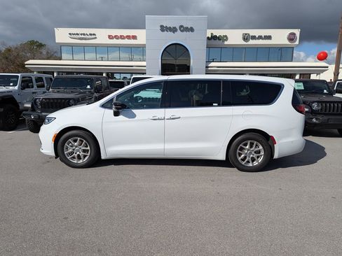 New 2025 Chrysler Pacifica Select image 8