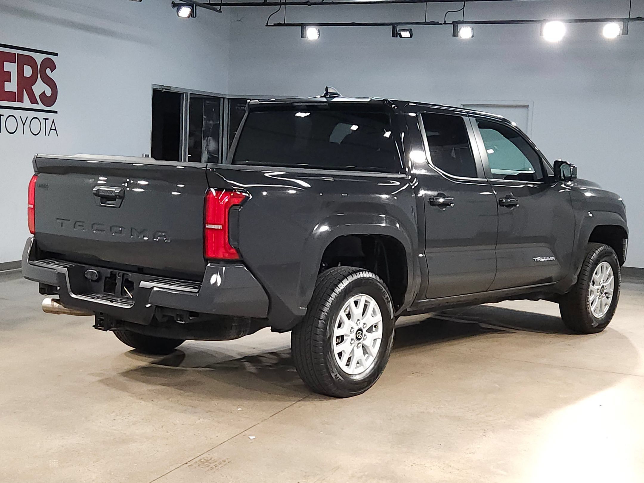 Certified 2025 Toyota Tacoma SR5 AWD/4WD image 7