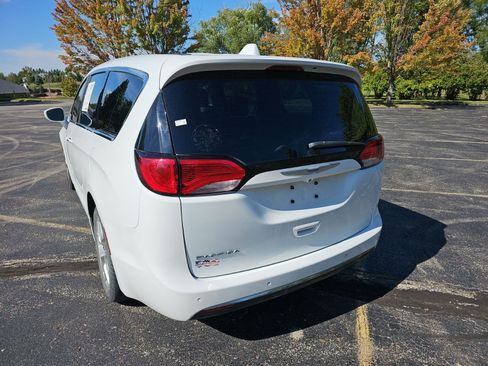 Used 2018 Chrysler Pacifica Touring Plus w/ Tire & Wheel Group FWD image 3