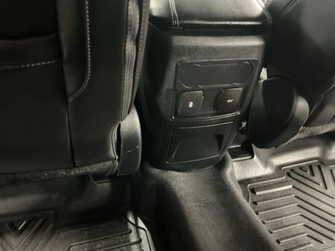 Used 2022 Ford Explorer XLT w/ Equipment Group 202A AWD/4WD image 12