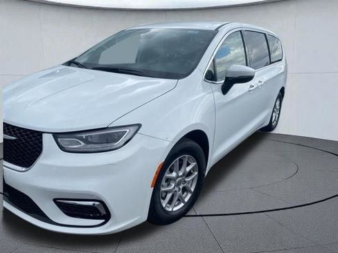 Used 2023 Chrysler Pacifica Touring-L FWD image 3