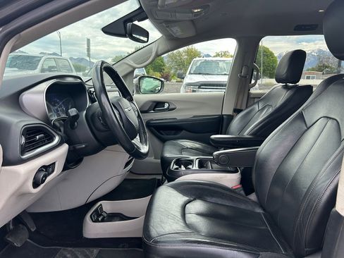 Used 2020 Chrysler Pacifica Touring-L FWD image 25
