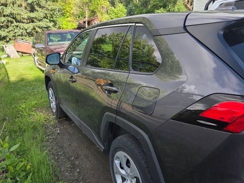 Used 2023 Toyota RAV4 LE AWD/4WD image 4