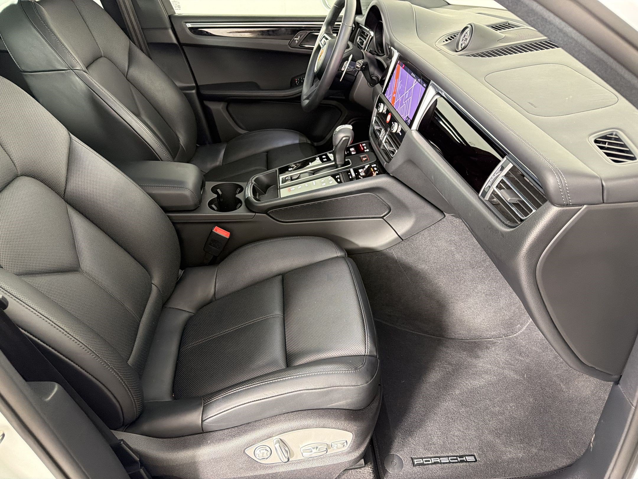 Certified 2025 Porsche Macan AWD/4WD image 25