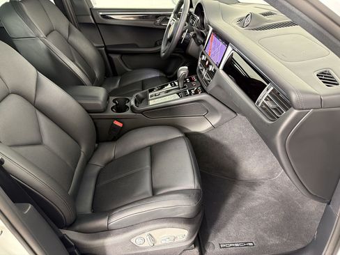 Certified 2025 Porsche Macan AWD/4WD image 25