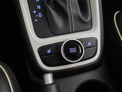 Used 2022 Hyundai Venue Limited image 16