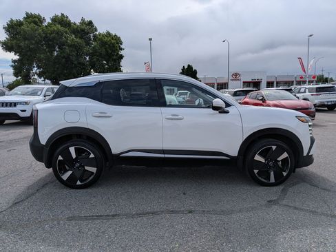 Used 2025 Nissan Kicks SR AWD/4WD image 2