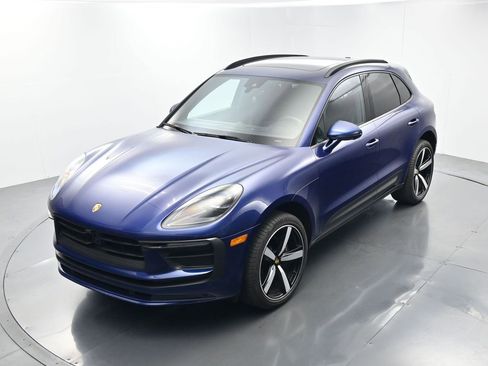 Certified 2025 Porsche Macan AWD/4WD image 32