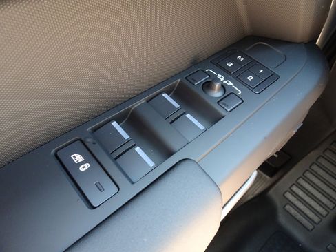 New 2025 Land Rover Defender 110 S image 20