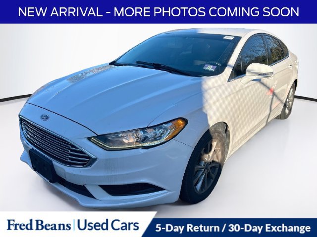 Used 2017 Ford Fusion SE w/ Fusion SE Technology Package FWD image 2