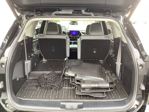 Certified 2023 Toyota Highlander XLE image 7