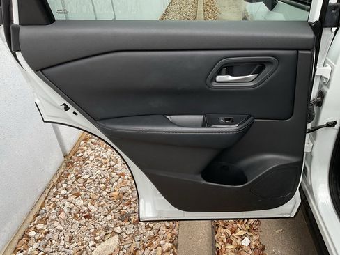 Used 2025 Nissan Rogue SV image 18