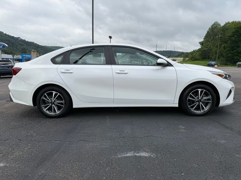 Used 2022 Kia Forte LXS FWD image 4