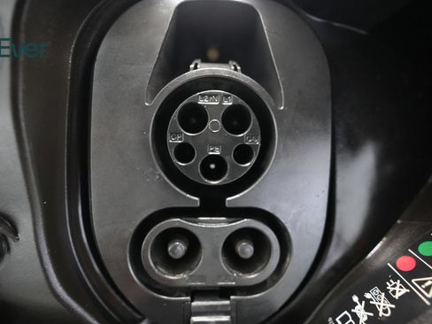 Used 2023 Porsche Taycan RWD image 10