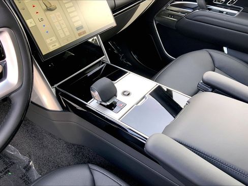 New 2026 Land Rover Range Rover Long Wheelbase SE image 10