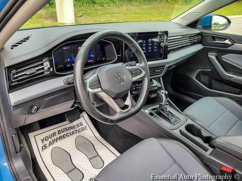 Used 2025 Volkswagen Jetta SE FWD image 9