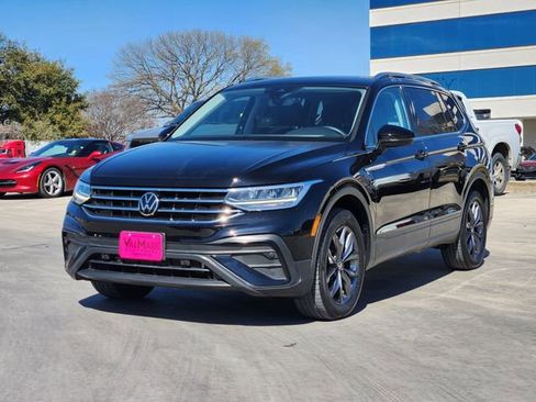 Used 2023 Volkswagen Tiguan SE w/ Panoramic Sunroof Package image 3