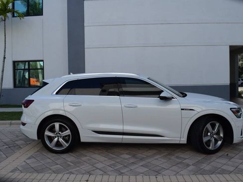 Used 2019 Audi e-tron Prestige w/ Prestige Package AWD/4WD image 7