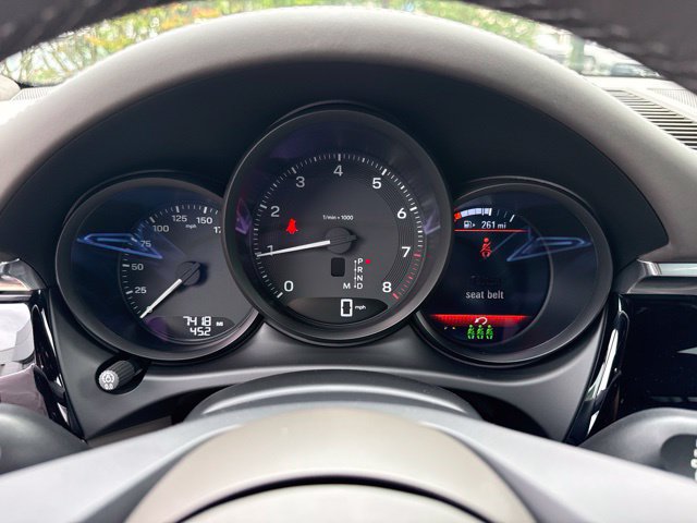 Used 2025 Porsche Macan AWD/4WD image 11