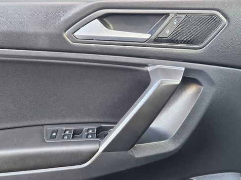 Used 2021 Volkswagen Tiguan SE w/ Panoramic Sunroof Package image 6