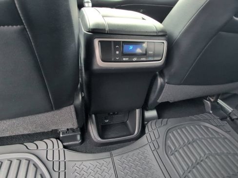 Used 2019 Toyota Highlander XLE AWD/4WD image 17