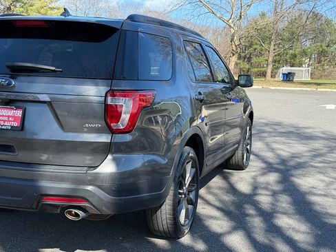Used 2018 Ford Explorer XLT w/ Equipment Group 202A image 6