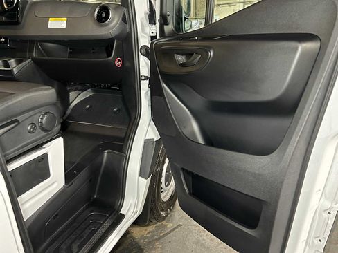 Used 2025 Mercedes-Benz Sprinter 2500 image 10