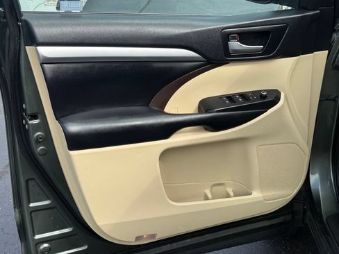 Used 2019 Toyota Highlander XLE w/ Carpet Mat Package (TMS) AWD/4WD image 14