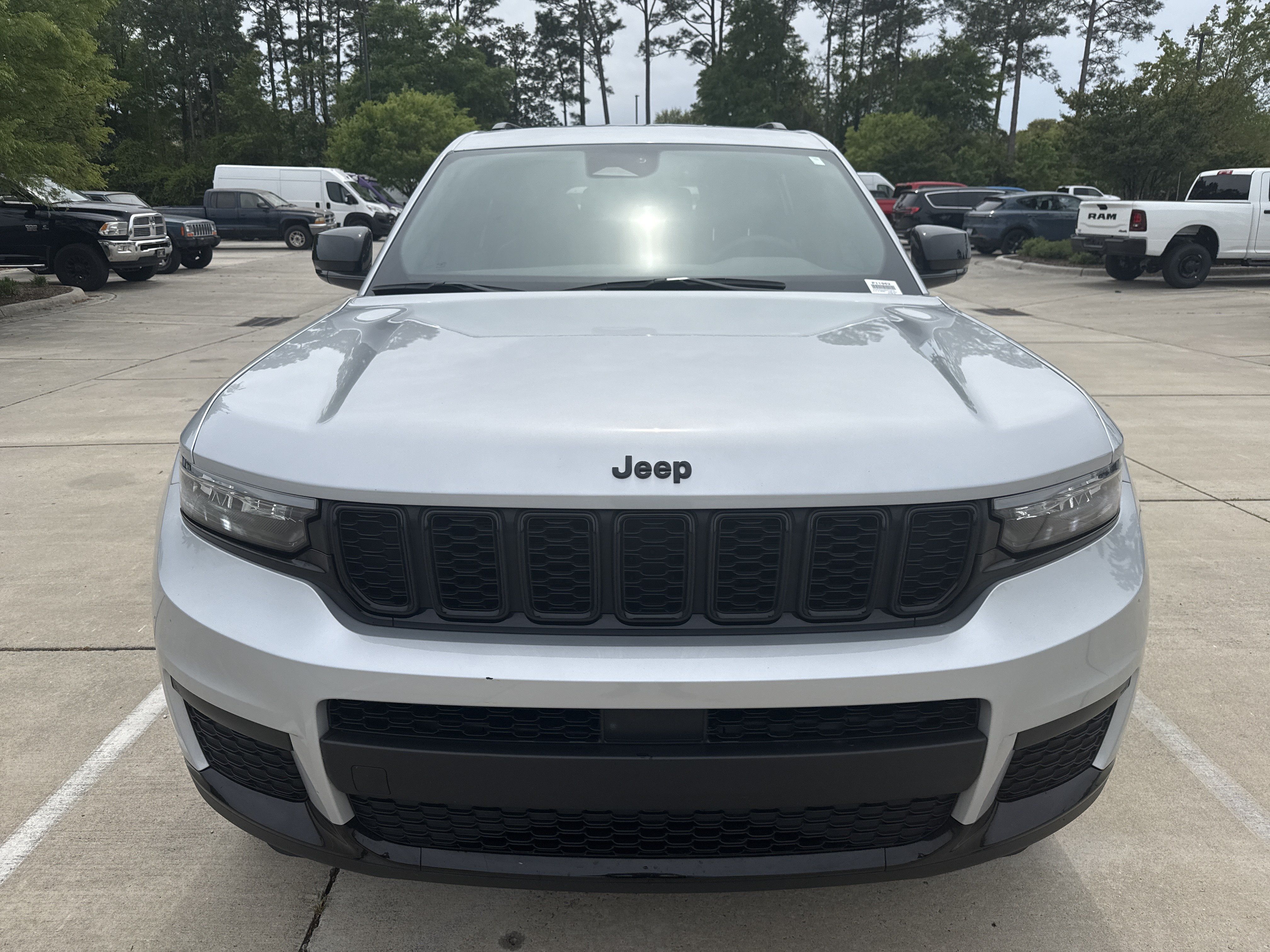 Used 2024 Jeep Grand Cherokee L Laredo AWD/4WD image 3