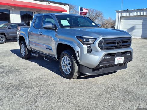 Used 2025 Toyota Tacoma SR5 image 3