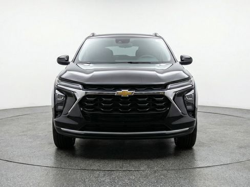 Used 2025 Chevrolet Trax LT image 2