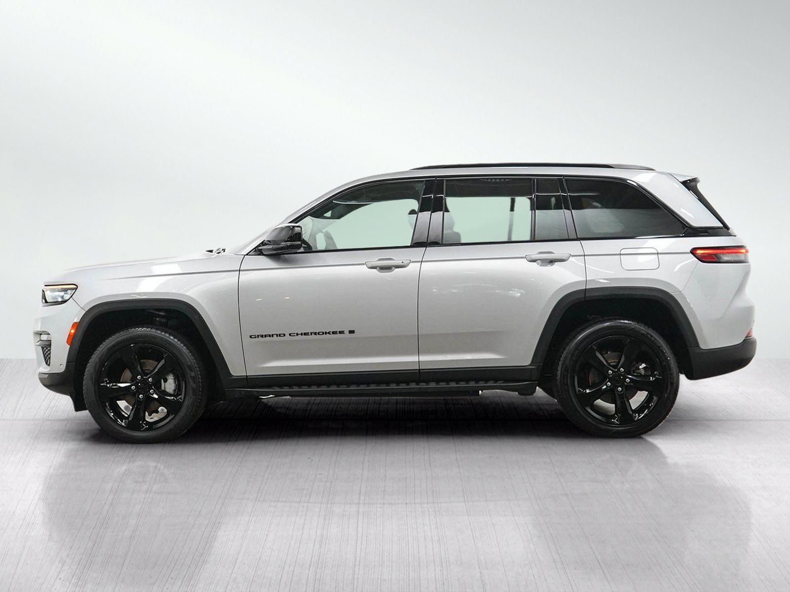 Used 2024 Jeep Grand Cherokee Limited w/ Luxury Tech Group II AWD/4WD image 2
