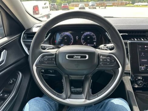 Used 2024 Jeep Grand Cherokee Laredo RWD image 12