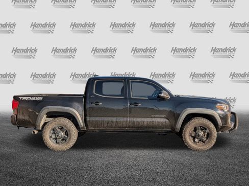 Used 2018 Toyota Tacoma TRD Off-Road image 10