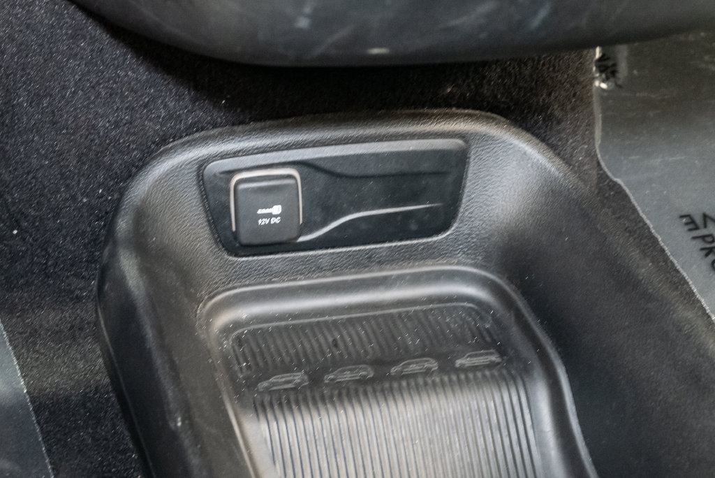 Used 2023 Chrysler Pacifica Touring FWD image 28