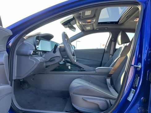 Used 2025 Hyundai Elantra SEL image 10
