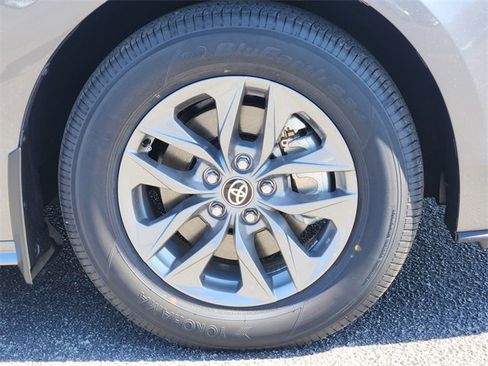 New 2026 Toyota Sienna XLE image 7