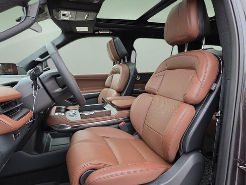 New 2025 Lincoln Navigator Reserve image 16