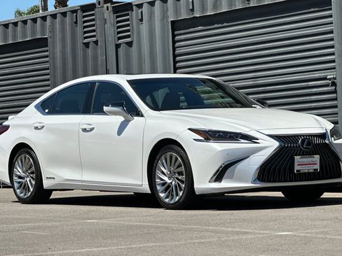 Used 2019 Lexus ES 300h Ultra Luxury w/ Accessory Package 2 FWD image 10