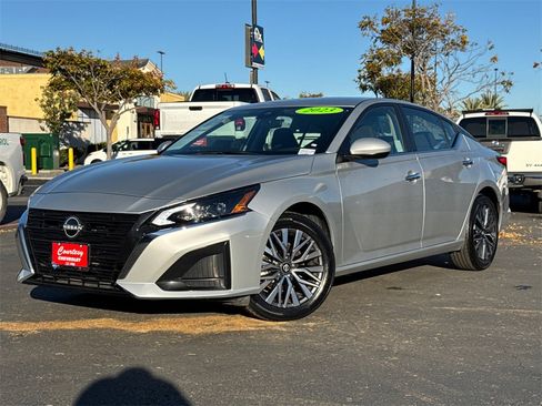 Used 2023 Nissan Altima 2.5 SV image 2