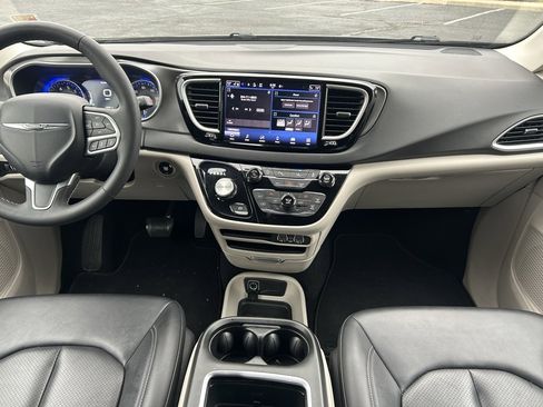 Used 2024 Chrysler Pacifica Touring-L image 12
