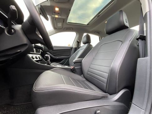 Certified 2023 Volkswagen Jetta SE w/ Panoramic Sunroof Package image 11