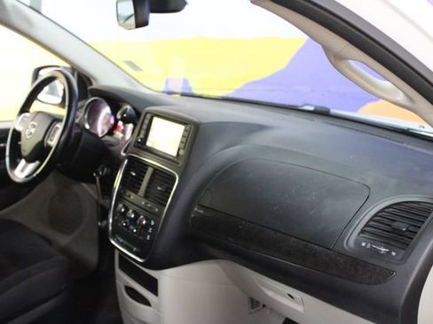 Used 2019 Dodge Grand Caravan SE w/ Rear Park Assist Package FWD image 12