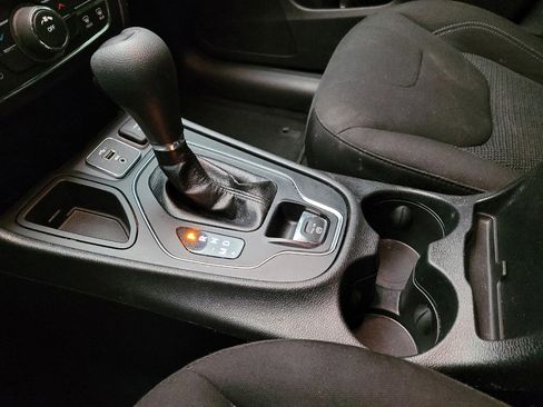 Used 2020 Jeep Cherokee Latitude FWD image 26