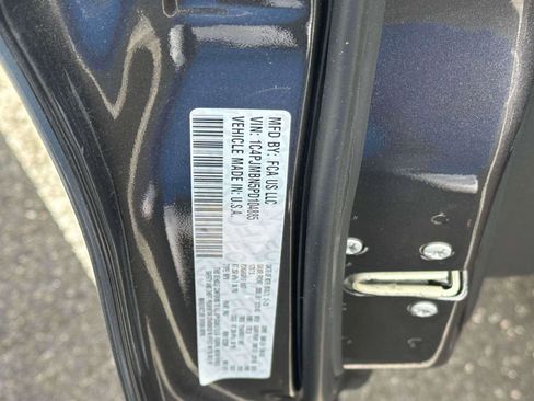 Used 2023 Jeep Cherokee Trailhawk AWD/4WD image 17