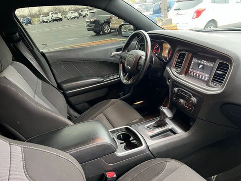 Used 2020 Dodge Charger SXT w/ Driver Convenience Group image 10