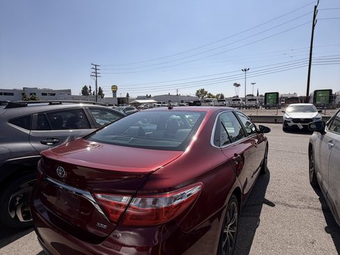 Used 2017 Toyota Camry XSE w/ Moonroof Package FWD image 2