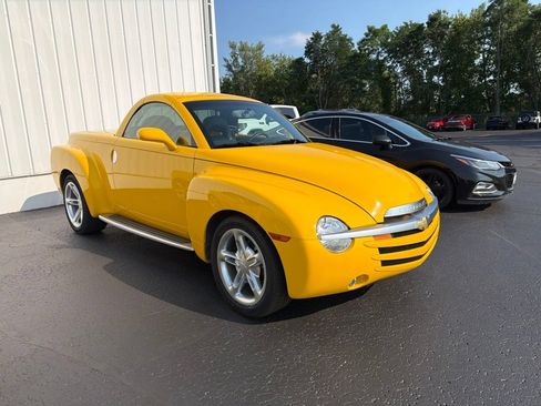 Used 2003 Chevrolet SSR w/ Preferred Equipment Group RWD image 2